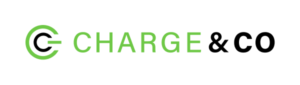 Grünes Logo mit dem Text "C-CHARGE", stilisiert mit einem kreisförmigen Element, auf schwarzem Hintergrund.