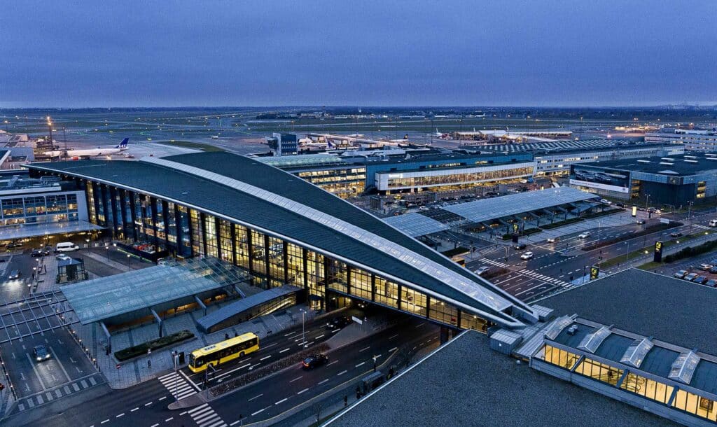 Laddning för Skandinaviens största flygplats på landsidan och flygsidan